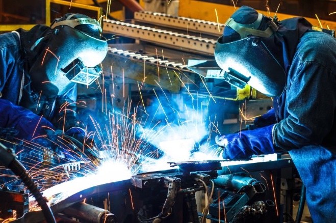 Operai in un impianto industriale